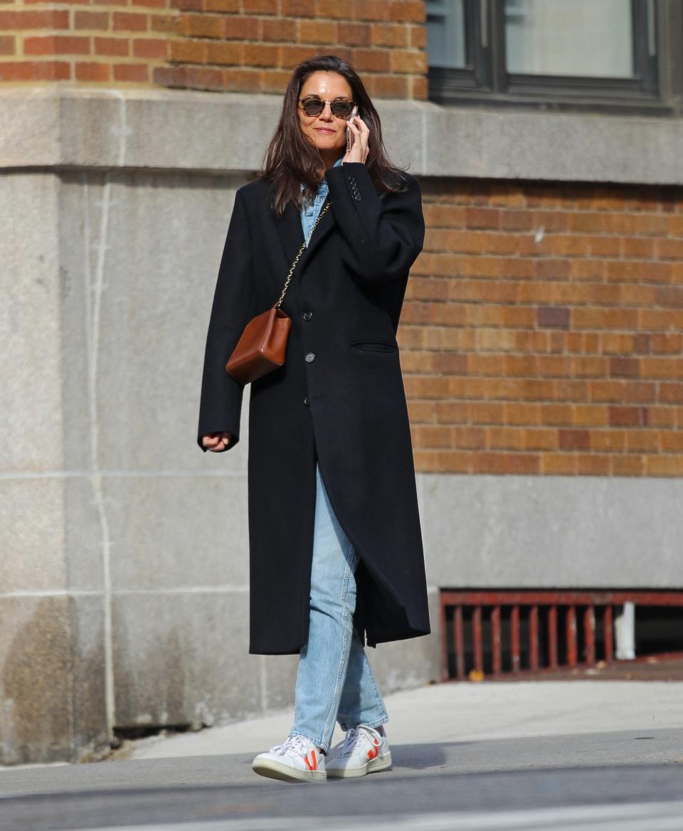 <h1 class="title">EXCLUSIVE: Katie Holmes Takes A Phone Call While Out And About In New York.</h1><cite class="credit">Photo: Splash News</cite>