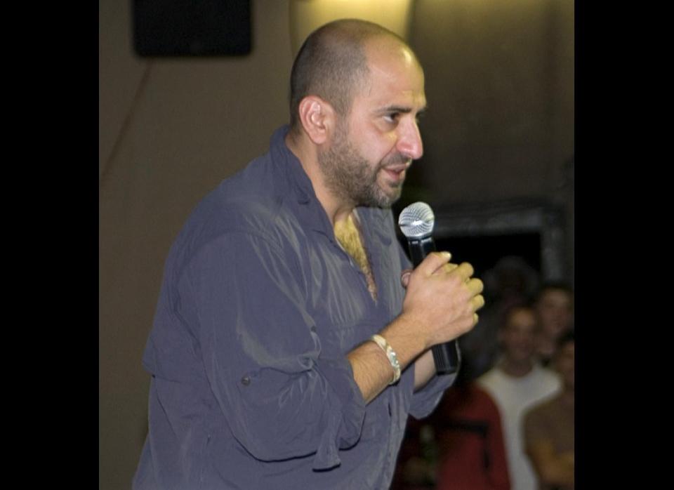 <a href="http://twitter.com/#!/attell" target="_hplink">@attell</a>