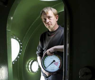 2008年，馬德森站在自製的潛水艇內（AP）