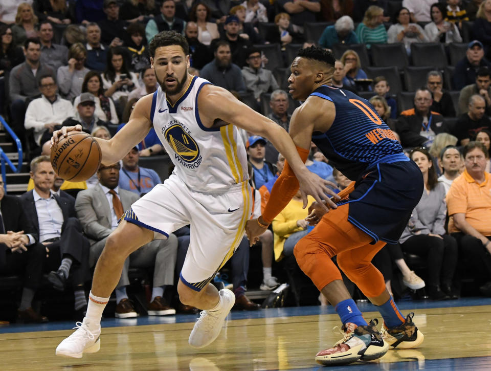 Russell Westbrook (0) del Thunder de Oklahoma City marca a Klay Thompson (11) de los Warriors de Golden State, el sábado 16 de marzo de 2019. (AP Foto/June Frantz Hunt)