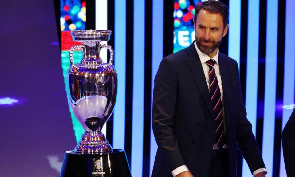Gareth Southgate with the trophy after the draw in Hamburg.