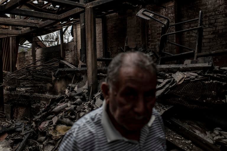 Omar Castro en su casa incendiada en El Olivar, Viña del Mar, Valparaíso. (Cristóbal Olivares/The New York Times)