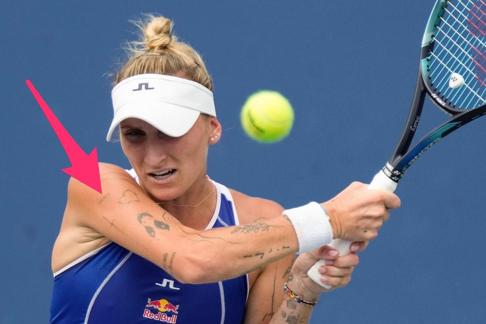 An arrow points to Marketa Vondrousova's Wimbledon-inspired tattoo.