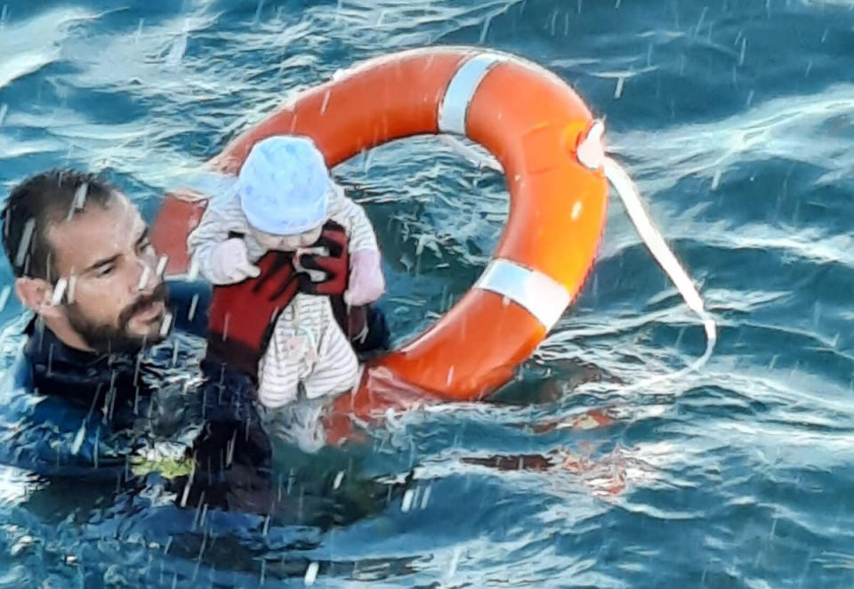 Ein Taucher der spanischen Polizeieinheit Guardia Civil rettet ein Baby im Meer inmitten der Migranten-Krise vor der Küste des spanischen Exklave Ceuta. (Foto: ---/Guardia Civil/dpa)