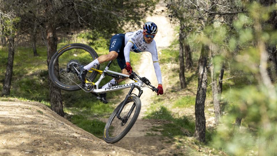  Tom Pidcock jumping the Pinarello Dogma XC. 