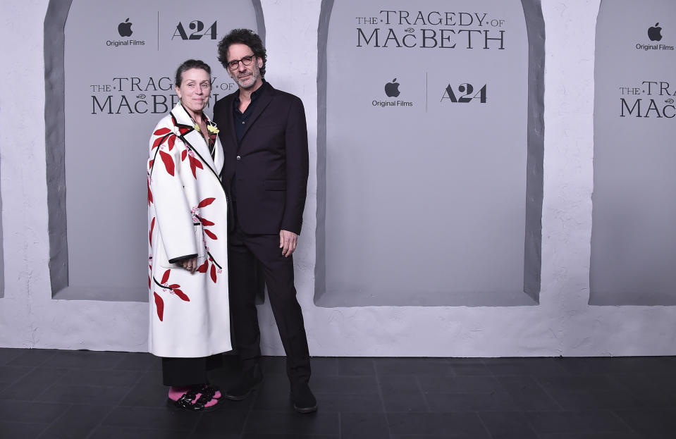La actriz Frances McDormand, quien interpreta a Lady Macbeth, y su esposo, el director Joel Coen, llegan a la premiere de "The Tragedy of Macbeth" en el DGA Theater, el jueves 18 de diciembre de 2021 en Los Ángeles. (Foto por Jordan Strauss/Invision/AP)