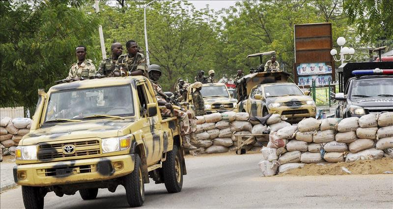 Militares nigerianos patrullan por la ciudad de Maiduguri, al noreste de Nigeria. EFE