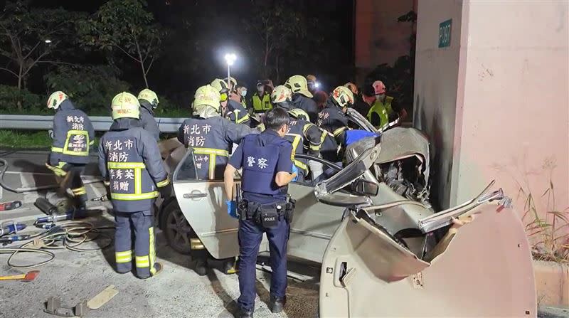 張男開車逆向撞橋墩後受困車內搶救中。（圖／翻攝畫面）