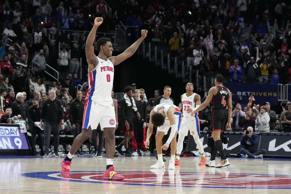 Jalen Duren, pívot de los Pistons de Detroit, festeja con sus compañeros tras vencer a los Raptors de Toronto el sábado 30 de diciembre de 2023, para cortar una racha récord de 28 derrotas consecutivas (AP Foto/Carlos Osorio)