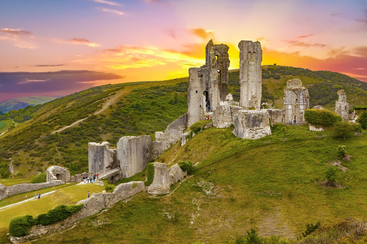 A gorgeous sunset behind Corfe Castle (Getty Images)