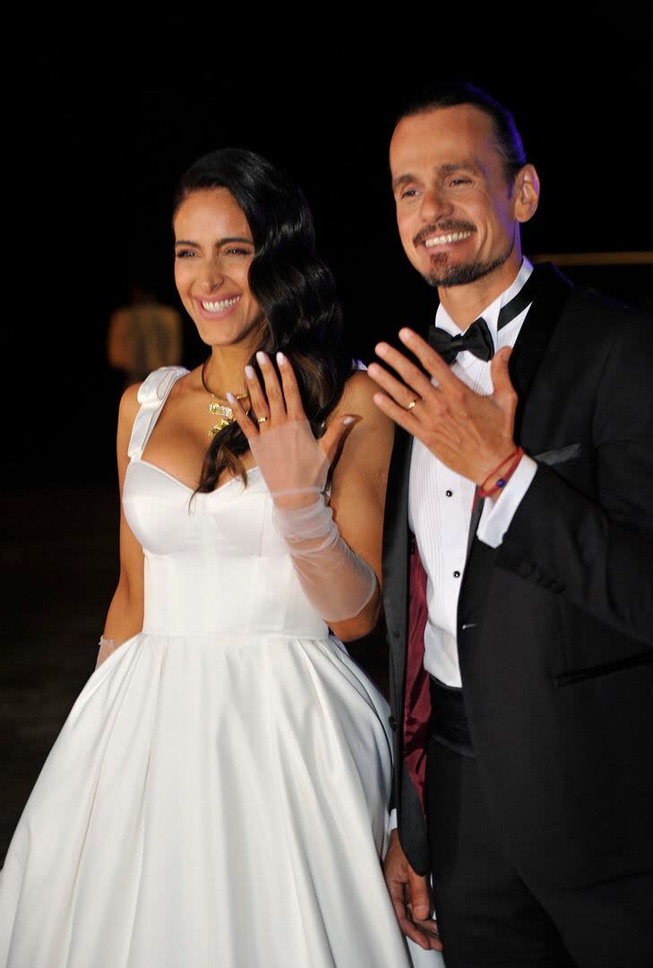 Los novios posaron, sonrientes y felices, con sus alianzas