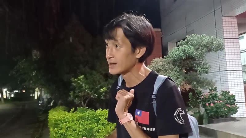 唐治平否認工作時喝酒，認為欠錢不代表落魄。