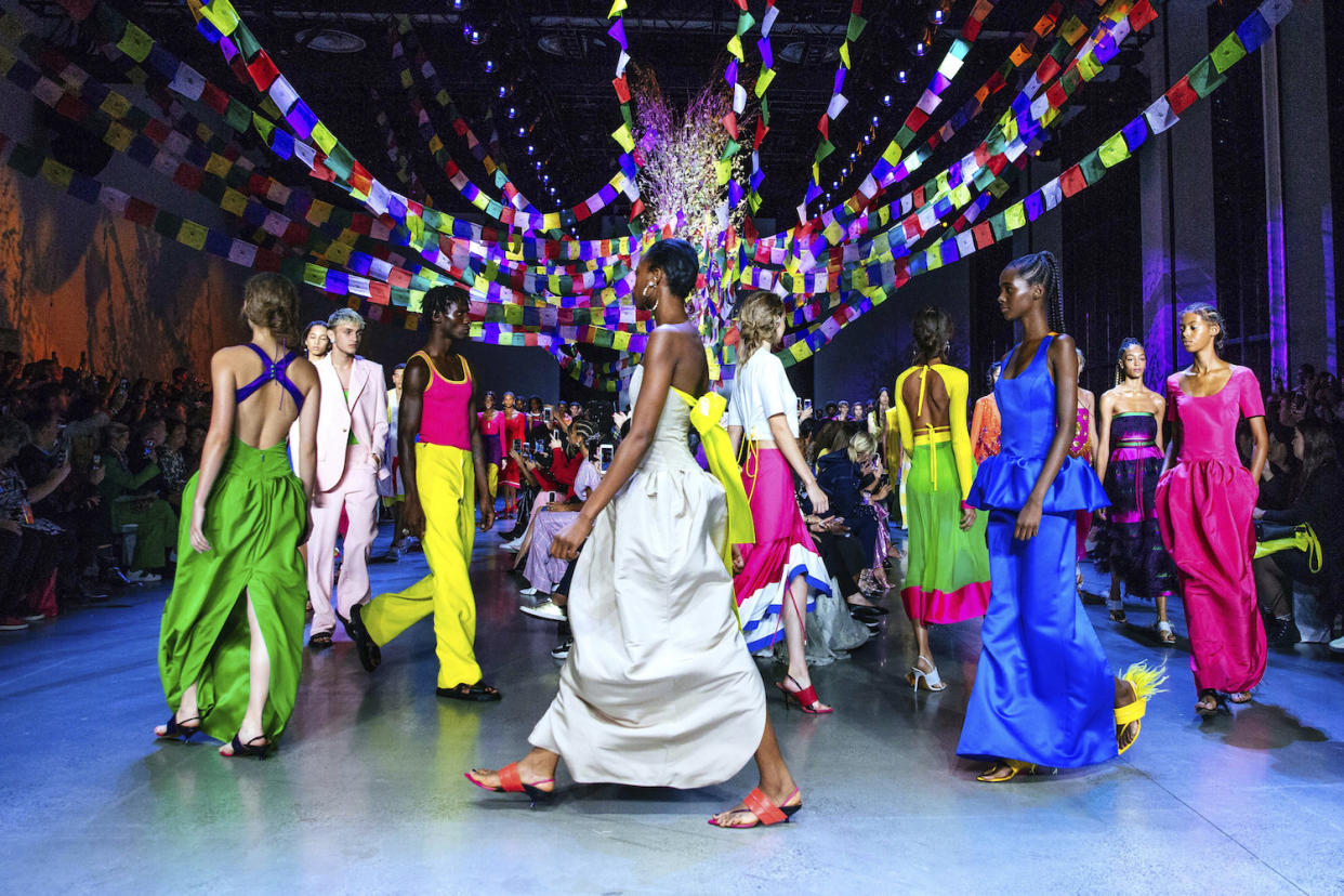 Knallige Farben und ein interkulturelles Statement machten die Runway-Show von Prabal Gurung zu einem Highlight der New York Fashion Week. (Bild: AP Photo)