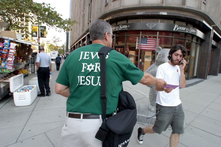 Miembros de "Judíos para Jesús" reparten folletos en Washington DC