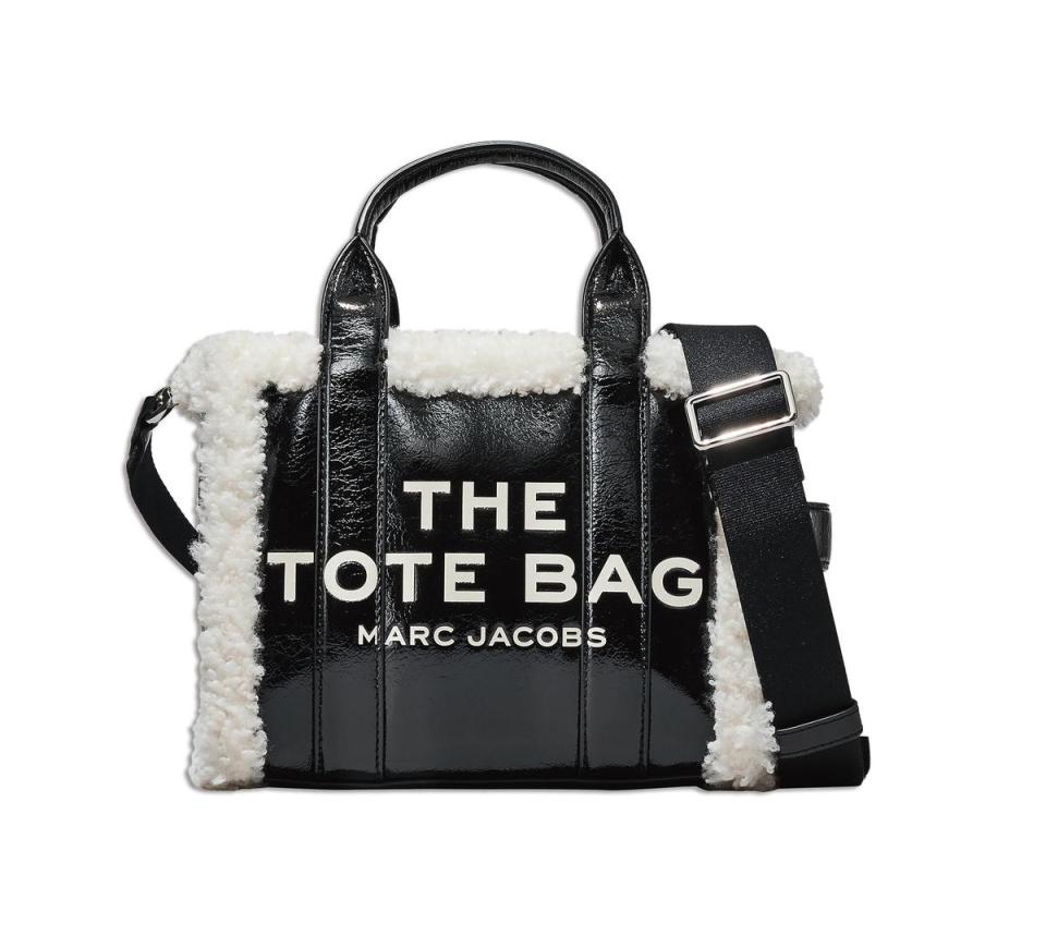 仿羊毛緄邊Tote Bag迷你托特包。NT$19,900。（Marc Jacobs提供）