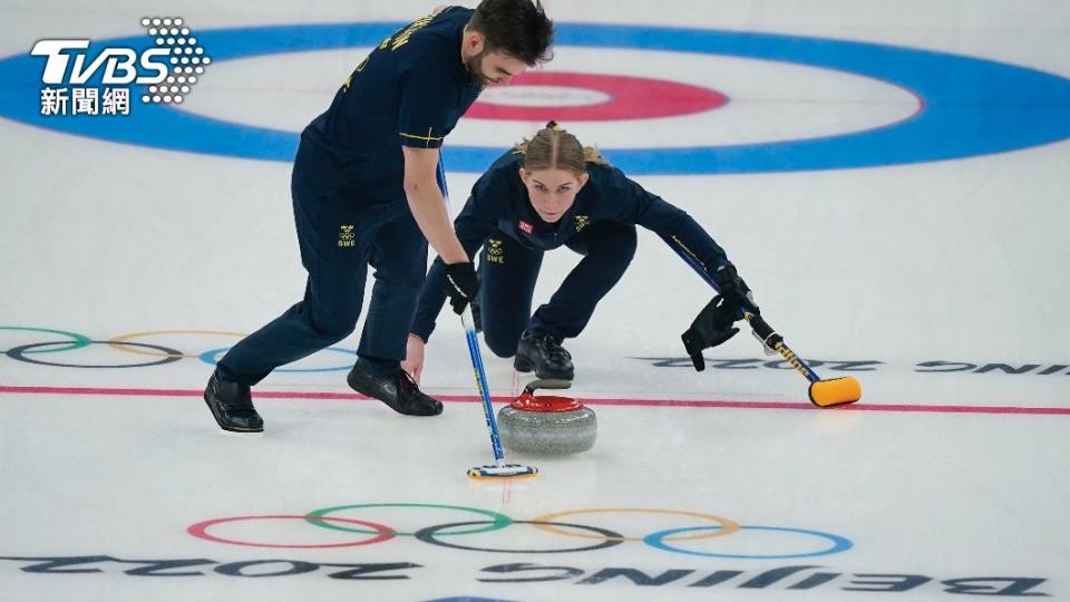 女工程師德瓦爾（右）參加冬奧冰壺項目。（圖／達志影像美聯社）
