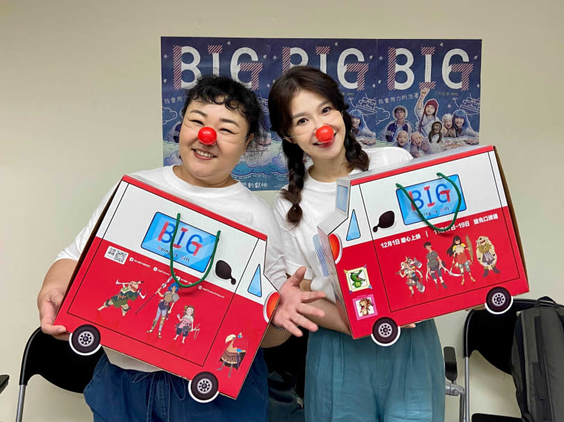李佳豫（左起）、廖慧珍及戴上紅色小丑鼻子，出席「紅鼻子醫生公益演出」，將電影特製的大禮包送至台大兒童醫院，關懷治療中的小朋友。（圖／米倉影業提供）