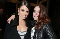 <b>Nikki Reed und Kristen Stewart</b><br><br>"Twilight", der erste Teil der "Biss"-Reihe ging gerade durch die Decke, als die Dreharbeiten zu "New Moon", dem zweiten Teil begannen. Kristen Stewart war noch nicht mit Robert Pattinson liiert, also wohnten Nikki Reed und Kristen gemeinsam in einer WG in Vancouver. Das ist besonders lustig, weil sich Kristen als Bella Swan und Nikki als meist übellaunige Vampirin Rosalie Hale am Anfang nicht ausstehen können. In Wahrheit fanden es die beiden zusammen so genial, dass sie kaum das Haus verließen.