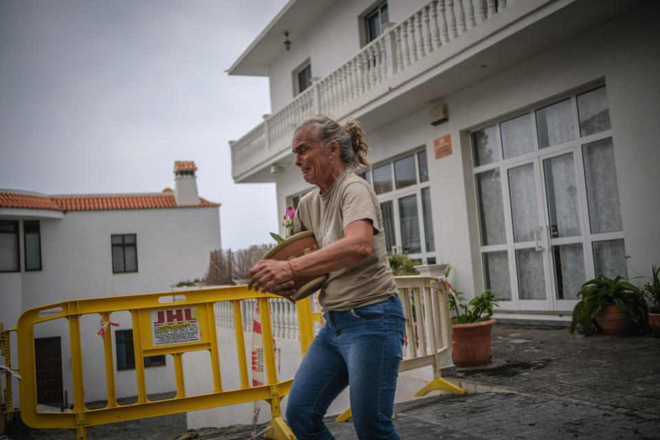 <p>Los residentes se han emocionado al dejar atrás sus viviendas. (Photo by Andres Gutierrez/Anadolu Agency via Getty Images)</p> 