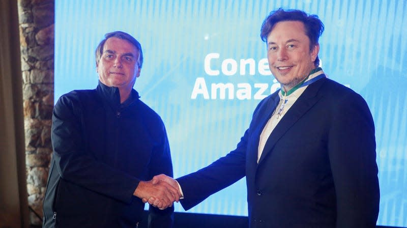 Elon Musk being awarded the Defense Order of Merit medal as he shakes hands with Brazil’s then-president Jair Bolsonaro, in Porto Feliz, Brazil on May 20, 2022. - Photo: Cleverson Oliveira/Ministry of Communication (AP)