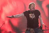 Seine Band Guns N' Roses war lange Zeit tot, Sänger Axl Rose sah sich 2014 genötigt klarzustellen, dass er noch am Leben sei. Nach Berichten im Internet, die behaupteten, dass er tot in seinem Haus aufgefunden worden sei, schrieb der Sänger bei Twitter: "Wenn ich tot bin, muss ich dann noch Steuern zahlen?" (Bild: Alejandro Melendez / AFP via Getty Images)