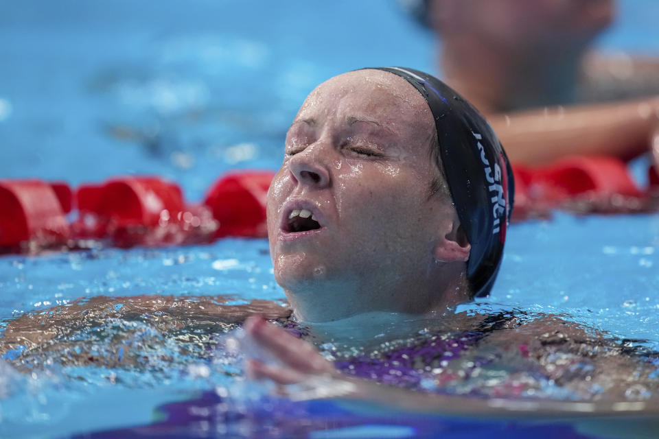 La chilena Kristel Köbrich respirar tras ganar la medalla de plata de los 1.500 metros estilo libre de los Juegos Panamericanos en Santiago, Chile, el miércoles 25 de octubre de 2023. (AP Foto/Silvia Izquierdo)