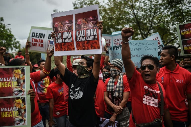 Red Shirt leader Jamal Yunos's threat to unleash 300,000 Red Shirts to quell a protest against Prime Minister Najib is widely dismissed