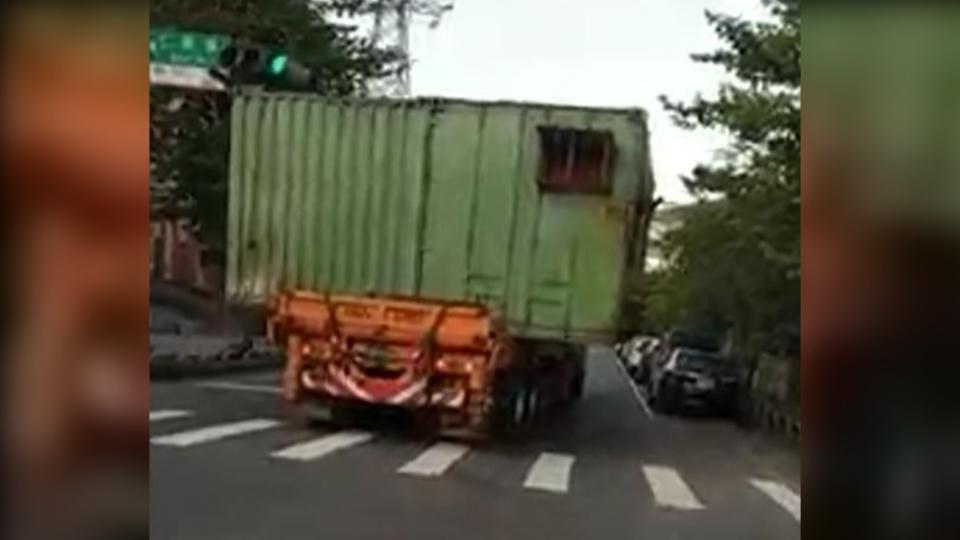 貨櫃超出車身，佔據兩線車道。（圖／翻攝自ㄨㄚ是泰山人 臉書）