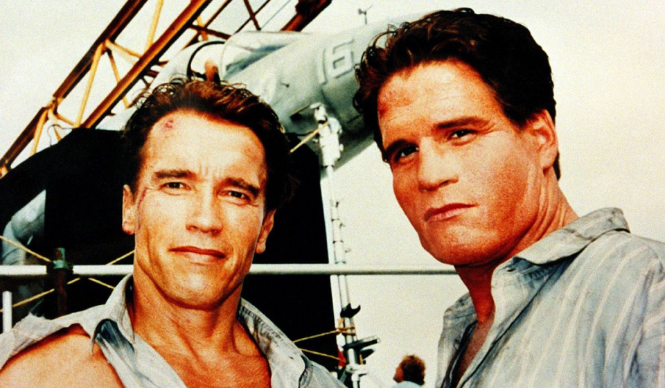 <p>Stuntman Billy Lucas repräsentierte Arnie so engagiert, dass er sogar eine Gesichtsprothese trug, um ihm ähnlicher zu sehen. In diesem Bild, das am Set von „True Lies – Wahre Lügen“ aus dem Jahr 1994 geschossen wurde, trägt er diese Prothese.</p>