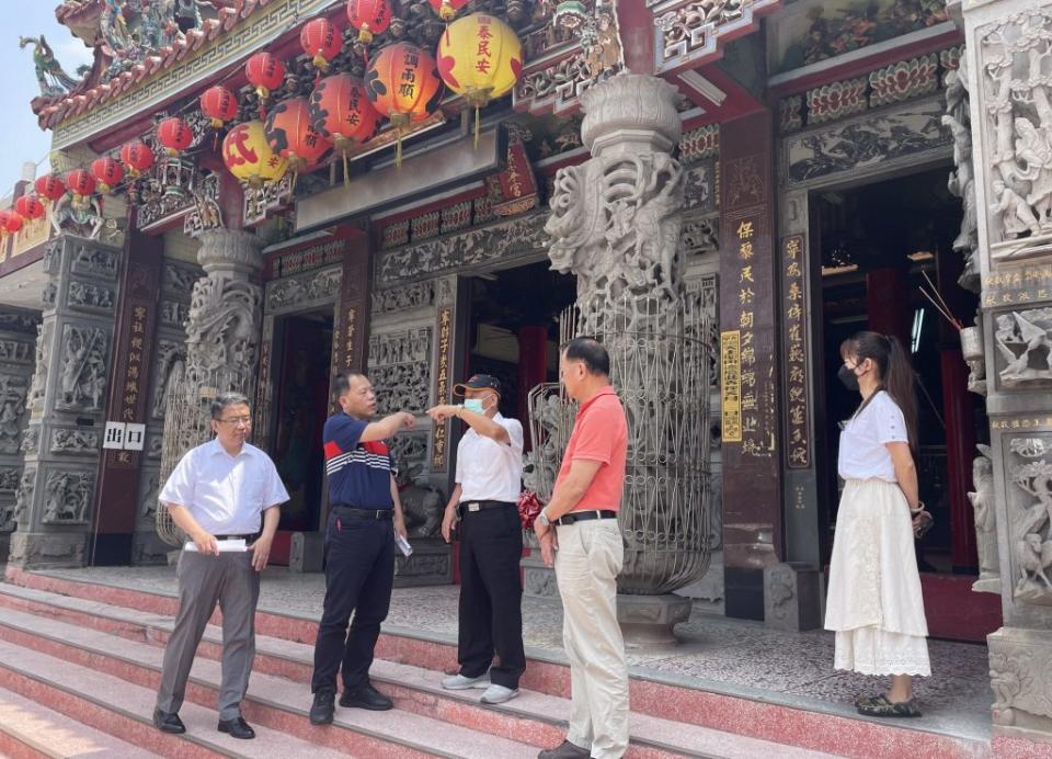 大甲媽遶境進香活動二十一日晚上起駕，台中市清水警分局到沿線各宮廟及陣頭約制及宣導勿搶轎。（記者陳金龍攝）