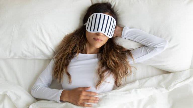 Dormir siete horas y hacer ejercicio son otras de las recomendaciones para retrasar la edad biológica según algunos profesionales de la salud

Foto: iStock