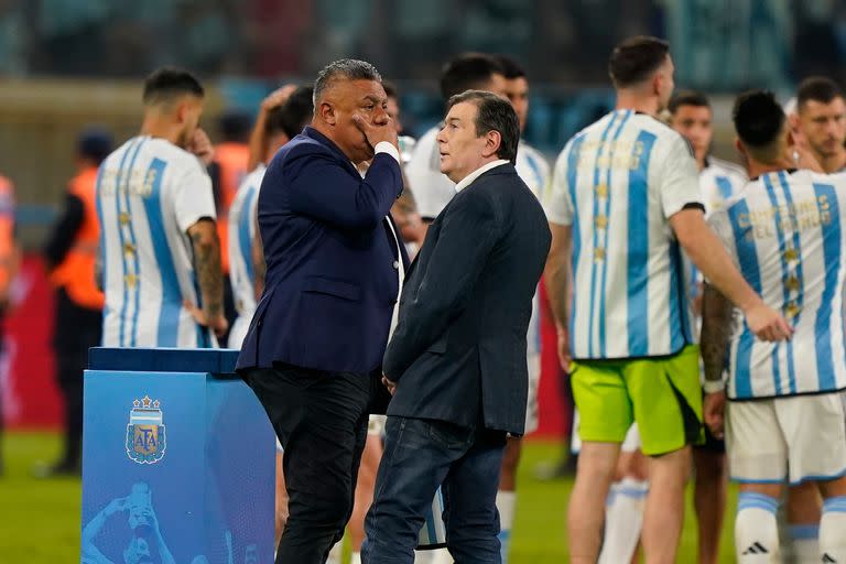 Claudio "Chiqui" Tapia y Gerardo Zamora luego del partido que disputaron Argentina y Curazao
