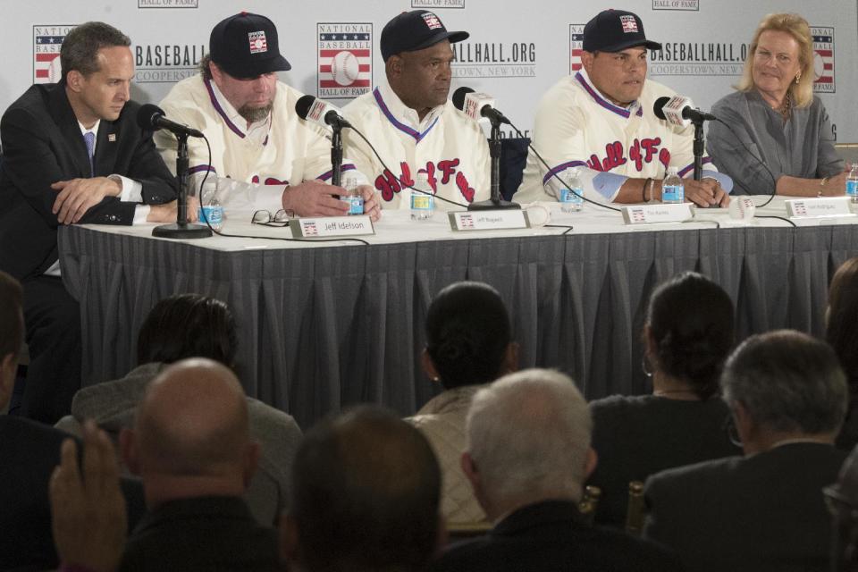 Newly elected baseball Hall of Fame inductees Jeff Bagwell, second from left, Tim Raines, third from left, and Ivan Rodriguez, second from right, are joined by President of the National Baseball Hall of Fame and Museum Jeff Idelson, left, and Chairman of the Board of Directors Jane Forbes Clark as they take part in a news conference, Thursday, Jan. 19, 2017, in New York. (AP Photo/Mary Altaffer)