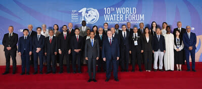 El presidente Joko Widodo (delante e izquierda) posa para una foto con el presidente del Consejo Mundial del Agua, Loïc Fauchon (delante y derecha) y varios miembros del comité del Consejo Mundial del Agua, con motivo del 10.º Foro Mundial del Agua 2024 en Nusa Dua, Bali, el lunes, (20/5/2024) (PRNewsfoto/Secretariat of the 10th World Water Forum)