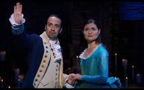 Ebenfalls aus der Feder von Lin-Manuel Miranda stammt das populärste Musical der letzten Jahre: "Hamilton" löste mit seiner Premiere 2015 einen wahren Hype am Broadway aus. Seit Juli 2020 gibt es einen Mitschnitt des Musiktheaterstücks über den US-Gründervater Alexander Hamilton exklusiv auf Disney+ zu sehen. (Bild: Disney / Lin-Manuel Miranda and Nevis Productions, LLC)