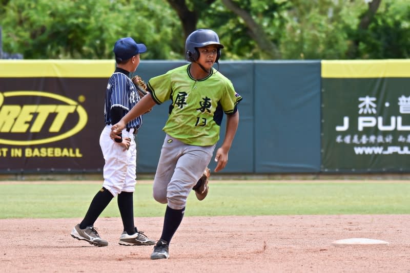 華南金控盃少棒賽  屏東朱紳昊單場雙響砲 113年華南金控盃全國少棒錦標賽25日火熱開打，屏 東縣隊首戰打線發揮，陣中朱紳昊（前）單場雙響 砲，率隊以7比6擊敗花蓮縣隊。 （中華民國棒球協會提供） 中央社記者謝靜雯傳真  113年5月25日 