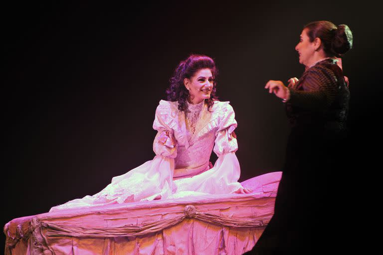 Cecilia Milone en una escena de Drácula, el musical