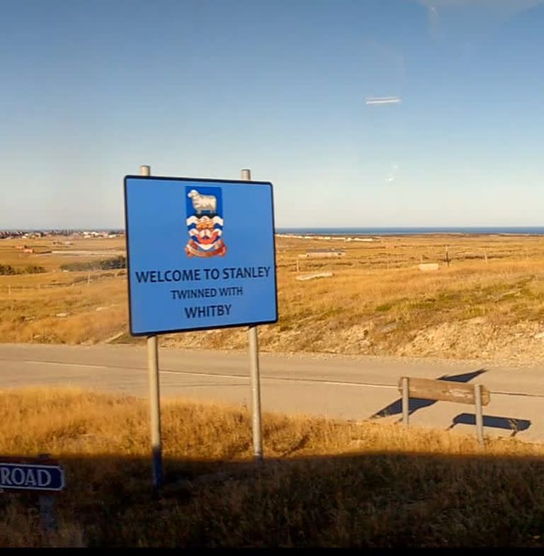 El cartel de bienvenida a Stanley, el nombre británico de la capital de las Malvinas (Puerto Argentino)