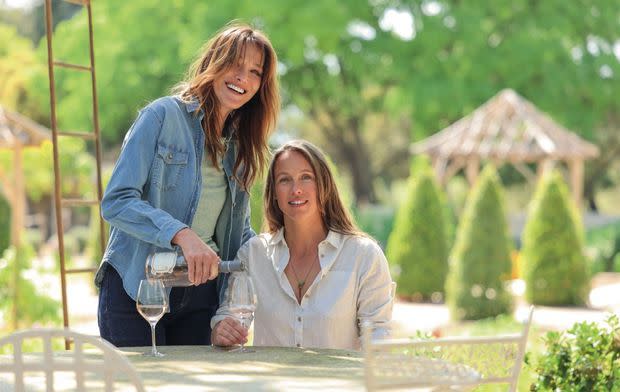 Pause dégustation dans le potager avec Anaïs Maillet, œnologue et directrice d’exploitation, et apprentissage dans le chai. Carla et Anaïs ont composé ensemble Roseblood, un rosé « vibrant, floral, avec une minéralité rafraîchissante ».