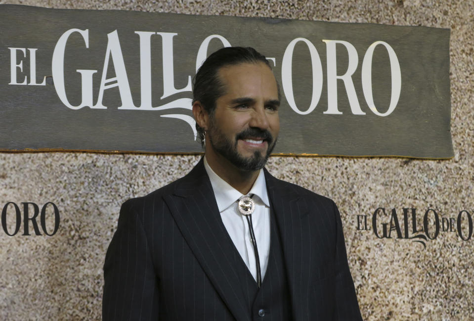 El actor José Ron posa en la alfombra roja de la serie de ViX "El gallo de oro" en la Ciudad de México, el martes 17 de octubre de 2023. (Foto AP/Berenice Bautista)