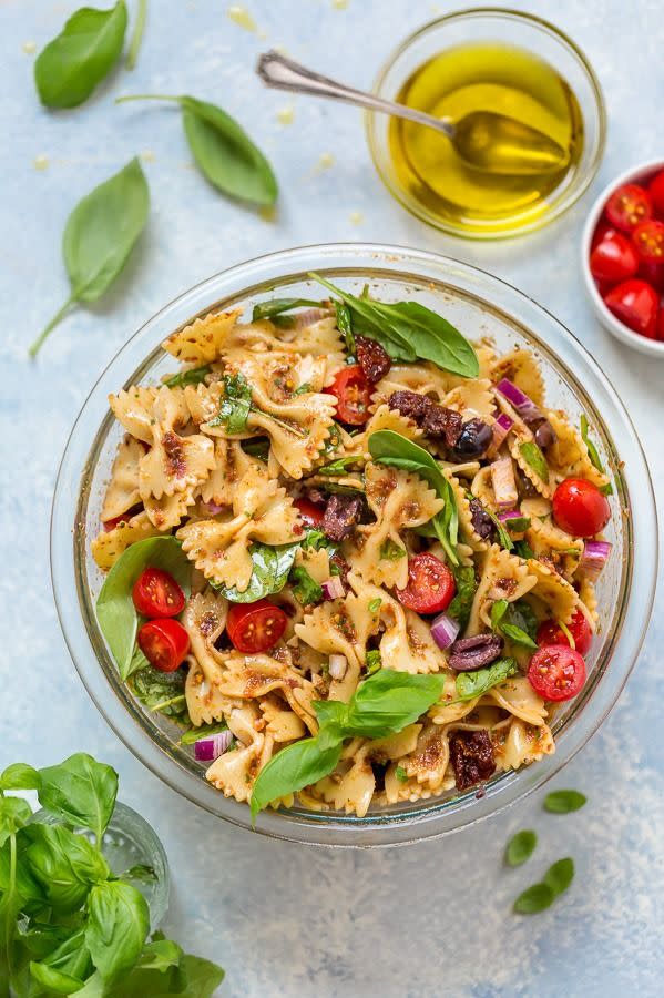 vegan spinach and sun dried tomato pasta salad