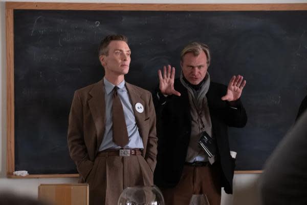 Cillian Murphy y Christopher Nolan en el set de Oppenheimer (Crédito: Warner Bros.)