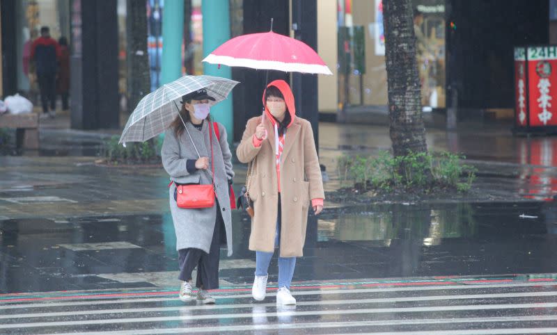 ▲受到鋒面通過台灣影響，中北部、東北部地區昨晚起就有一陣陣雨勢，預估今（6）日下半天到夜間，隨著鋒面逐漸通過，各地降雨才會漸趨緩和。（圖／記者葉政勳攝）