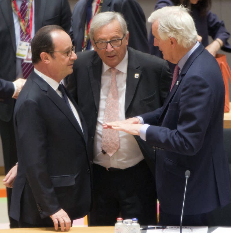 歐盟為因應英國脫歐，29日下午召開特別高峰會，中間為歐盟執委會主席容克，左為法國總統奧朗德（美聯社）