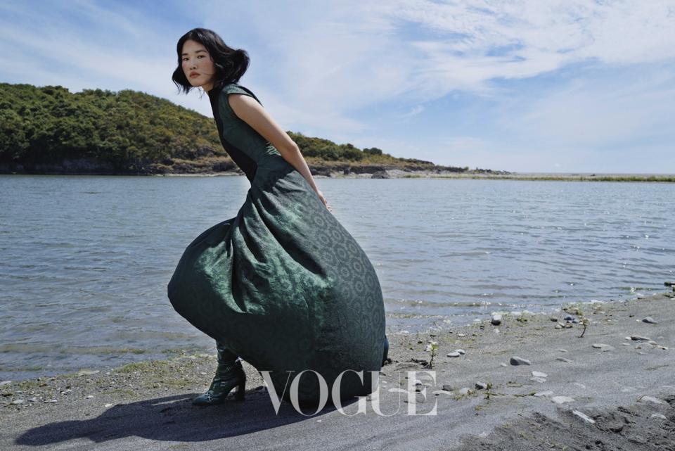 台灣《Vogue》總編輯Leslie表示，「為了阿美族豐年祭最神聖的儀式之一：迎靈，部落男性成員需要從午夜一直舞至天明。我們更榮幸能邀請其中幾個青年，穿著傳統服裝參與封面故事。」