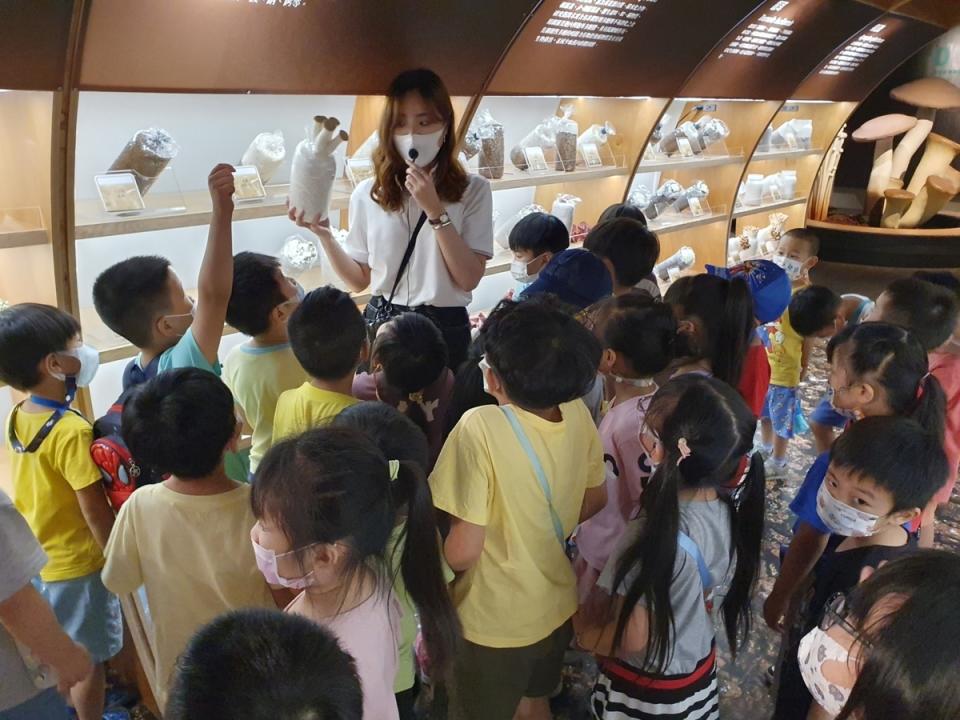 「霧峰菇類產學館」為推廣霧峰在地的菇類產業及文化，展示出各式台灣菇類的豐富館藏與資源，是認識台灣菇類文化不可或缺的一處知識寶地。   圖：霧峰菇類產學館/提供