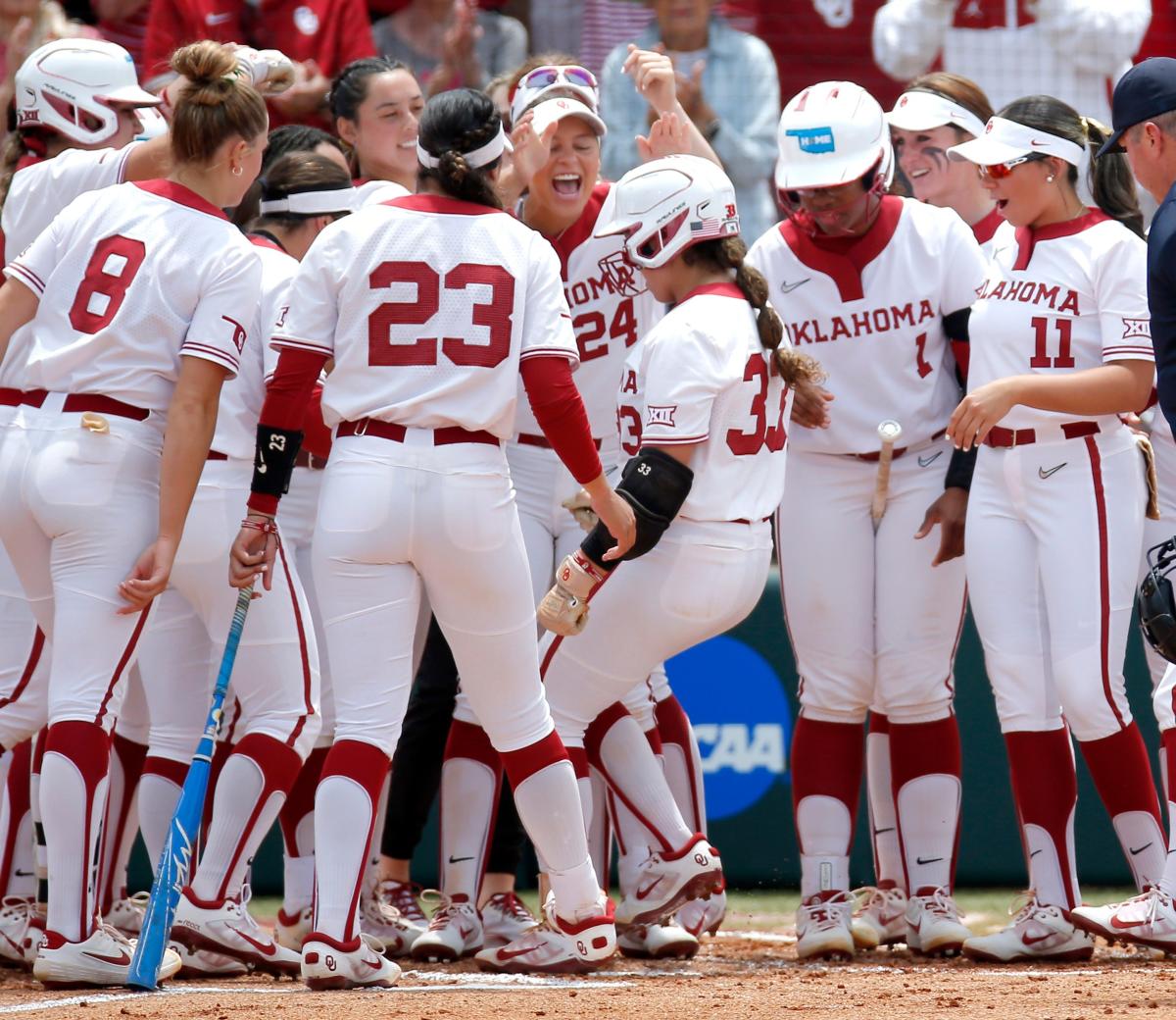 Oklahoma ties alltime NCAA softball winning streak record in super