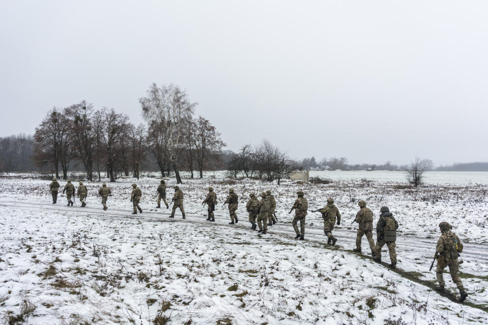 Miembros de la 114.° brigada de la Fuerza de Defensa Territorial de Kiev participan en un ejercicio de entrenamiento táctico cerca de Malopolovetske, Ucrania, el viernes 25 de noviembre de 2022. (Brendan Hoffman/The New York Times)
