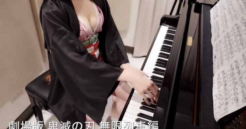 Pan Piano以神秘不露臉性感Cosplay動漫角色彈奏鋼琴，引起全世界各地網友關注。（圖／翻攝自Pan Piano YouTube）