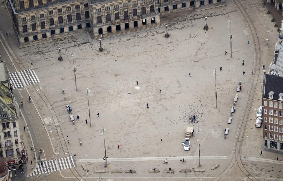 La plaza Dam de Ámsterdam (Países Bajos), sin apenas gente el 19 de marzo. (Foto: Robin Lonkhuijsen / AFP / Getty Images).